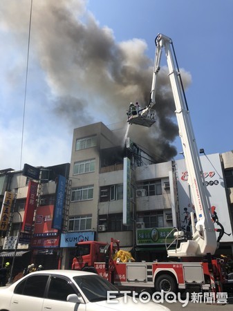 ▲▼現場火勢猛烈。（圖／記者宋德威攝）