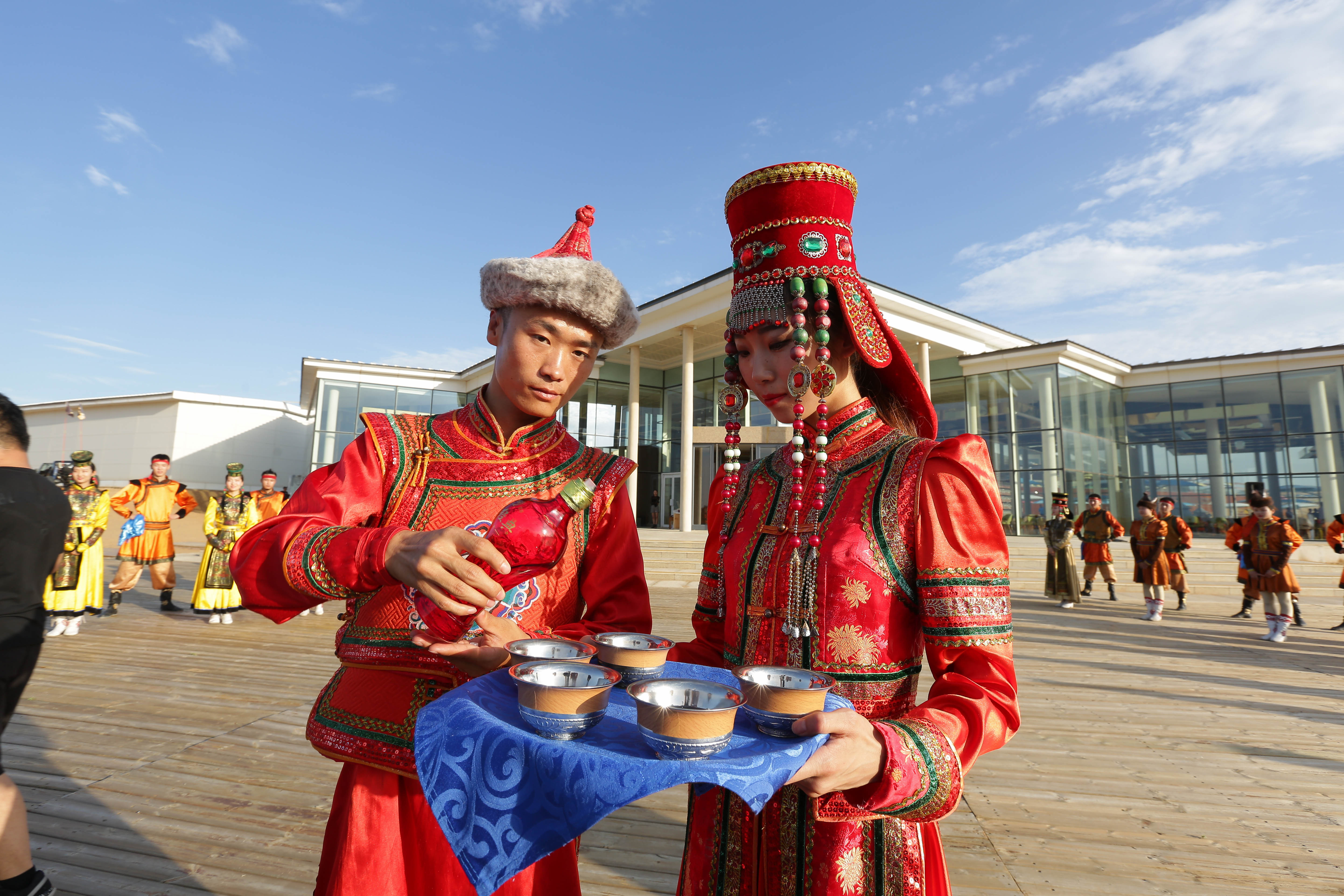 ▲▼送上下馬酒，是蒙古人傳統的待客方式。（圖／雪倫情報局提供）