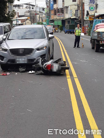 ▲屏東警分局交通組長廖舜惠重回先前服務社區宣導交安，長者激動。（圖／記者陳崑福翻攝）