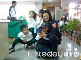 ▲屏東警分局交通組長廖舜惠重回先前服務社區宣導交安，長者激動。（圖／記者陳崑福翻攝）