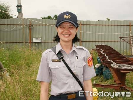 ▲屏東警分局交通組長廖舜惠重回先前服務社區宣導交安，長者激動。（圖／記者陳崑福翻攝）