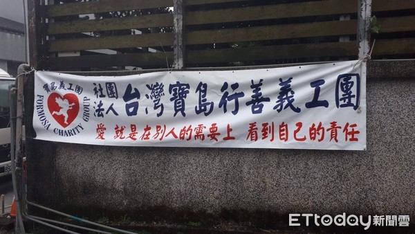 ▲當時寶島行善團協助重建完工後交付新建屋舍鑰匙 。（圖／民眾吳哲仲提供）