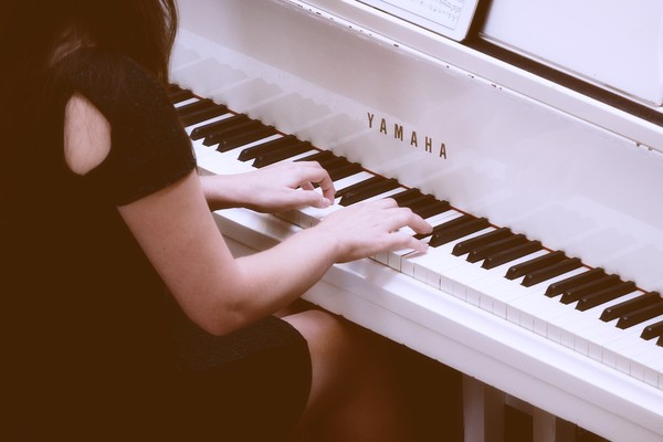ღ彈鋼琴,鋼琴,手。（Picture /取自免費圖庫pixabay）
