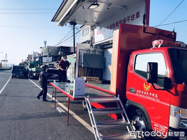 ▲▼高雄省道瓦斯管線被挖破，警消戒備中。（圖／記者宋德威攝，下同）