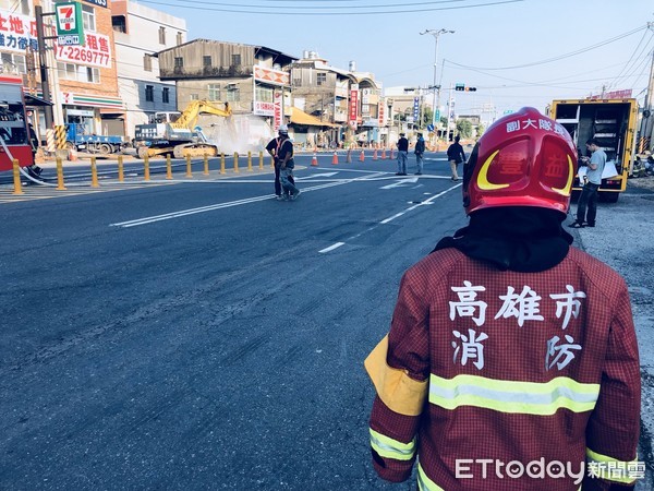 ▲▼高雄省道瓦斯管線被挖破，警消戒備中。（圖／記者宋德威攝，下同）