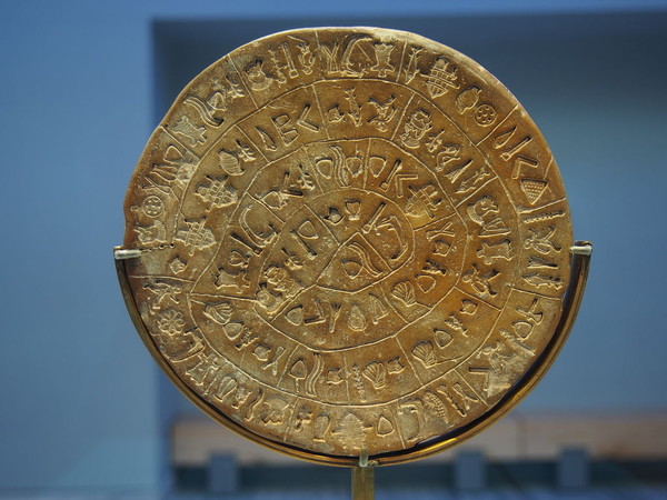 ▲▼古希臘時期製造的斐斯托斯圓盤(Phaistos Disc)，出土以來，科學家們一直想讀懂上面所寫的神祕訊息。（圖／翻攝自維基百科）