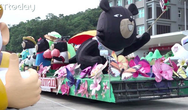 ▲國慶花車爆多喔熊。（圖／記者張榮恩攝）