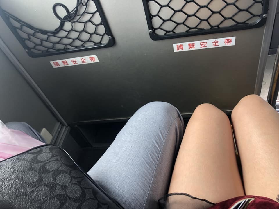 ▲女網友在客運上遇到一個變態男乘客，佔據大半座位還貼著她的腿抖腳。（圖／翻攝自爆怨公社）