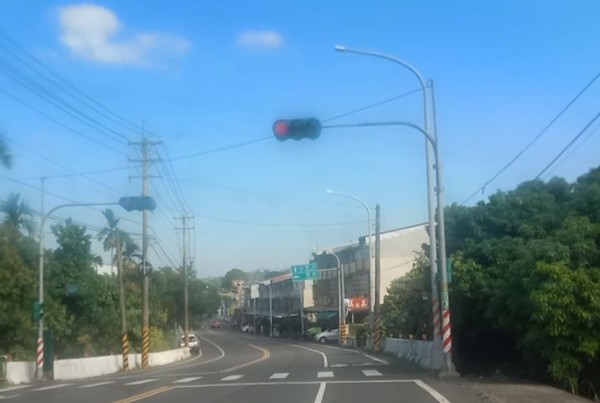 紅綠燈變身七彩霓虹燈，駕駛目擊笑炸，「昨晚這裡派對開很嗨！」（圖／翻攝自Facebook／爆料公社）