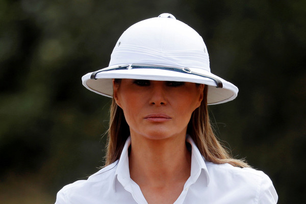 ▲▼ 美國第一夫人梅蘭妮亞（Melania Trump）5日戴上一頂「象徵白人殖民統治」的木髓製白色遮陽帽，引發爭議。（圖／路透）