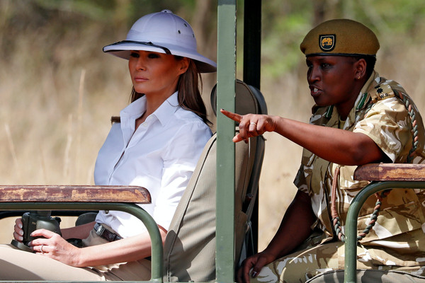 ▲▼ 美國第一夫人梅蘭妮亞（Melania Trump）5日戴上一頂「象徵白人殖民統治」的木髓製白色遮陽帽，引發爭議。（圖／路透）