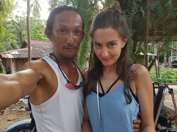 ▲泰國48歲男子自稱「洞穴人」，在小島極簡隱居，還能把到俄羅斯正妹。（圖／翻攝自Facebook／The Cave Man 2018）