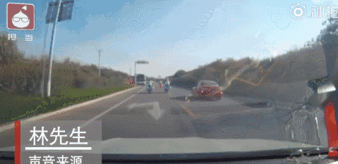 ▲▼交警聽到孩子發燒，接力奔跑幫忙開路。（圖／翻攝自秒拍）