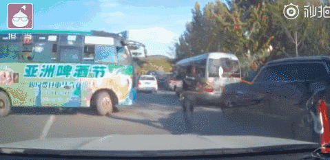 ▲▼交警聽到孩子發燒，接力奔跑幫忙開路。（圖／翻攝自秒拍）