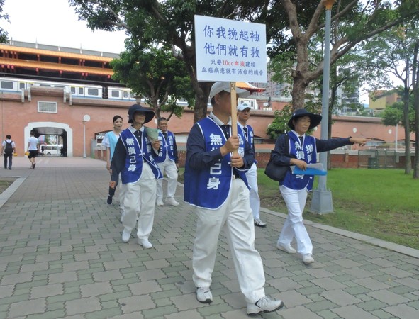 ▲▼慈濟在10月6日下午於新北市淡水捷運站廣場舉辦驗血建檔宣導活動，在淡水任職的陳佳隆是骨髓捐髓者，穿梭人群中分享自己「不可思議的生命教育」。（圖／慈濟基金會提供）