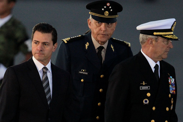 ▲▼墨西哥現任總統尼托、國防部長薩爾瓦多和海軍上將薩伯隆參加升旗典禮。（圖／路透）
