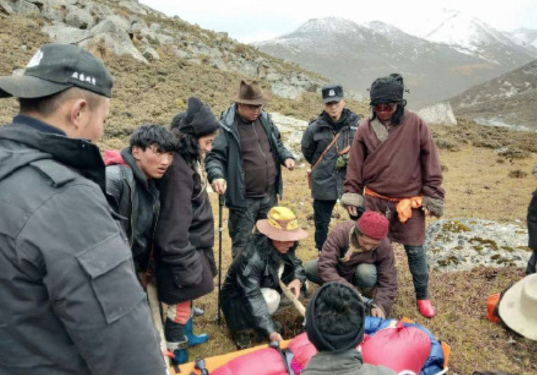 ▲▼登山骨折困雪山41小時，女山友燒內褲求救。（圖／翻攝自微博「澎湃新聞」）