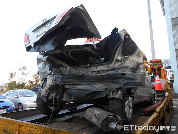 ▲▼國道王田段清晨4時許發生兩起車禍造成9車連環撞，5男1警受傷送醫，所幸輕傷無大礙。（圖／記者唐詠絮翻攝，以下同）