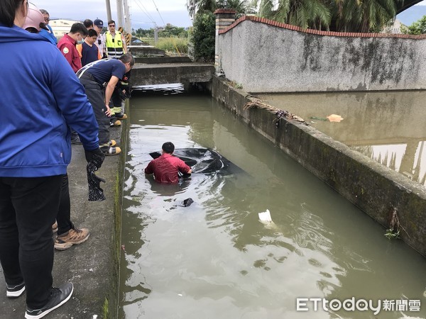 ▲▼警消搶救掉落宜蘭雪峰路和富農路交叉路口旁大排中小客車。（圖／記者游芳男翻攝，下同）