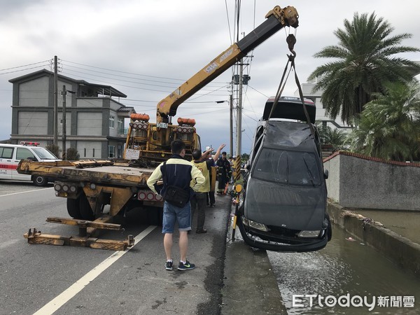 ▲▼警消搶救掉落宜蘭雪峰路和富農路交叉路口旁大排中小客車。（圖／記者游芳男翻攝，下同）