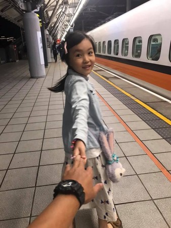 ▲網友的女兒在高鐵月台上，拉著他的手回眸燦笑。（圖／網友林建升授權提供）