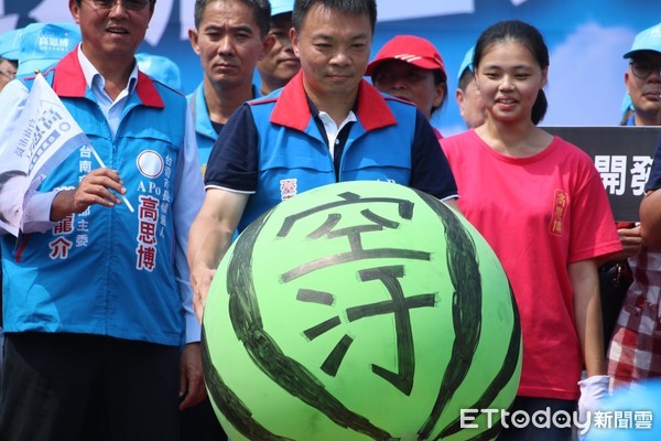 ▲國民黨台南巿長參選人高思博競選總部10月7日成立，高思博等人要讓代表民進黨施政缺失的西瓜滾蛋，帶給台南幸福。（圖／高思博提供，下同） 