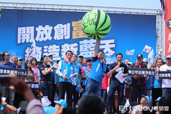 ▲國民黨台南巿長參選人高思博競選總部10月7日成立，高思博等人要讓代表民進黨施政缺失的西瓜滾蛋，帶給台南幸福。（圖／高思博提供，下同） 