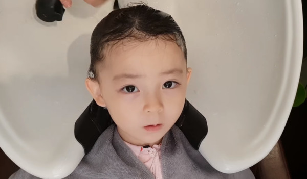 南韓3歲萌娃예콩이洗頭放電。（圖／翻攝自예콩이臉書粉專）