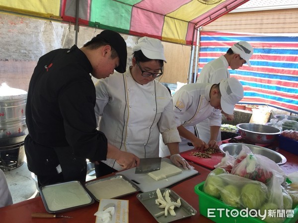 ▲「菱農與大地共生-農場到餐桌美食饗宴」，席開12桌，由嘉藥學生設計菜單，利用在地食材，親自下廚做成８道色香味俱全兼具健康營養的菱角料理，讓長者吃得營養開心，也讓年輕學子發揮專才，體驗從菱田到餐桌的辛苦過程。。（圖／嘉藥提供）