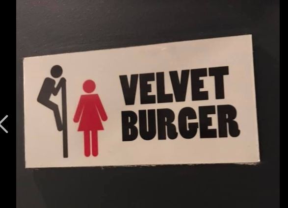 ▲奧克蘭一家Velvet漢堡店日前被投訴採用廁所偷窺樣式的標誌。（圖／翻攝自Zandri Clarke-Spies 臉書）