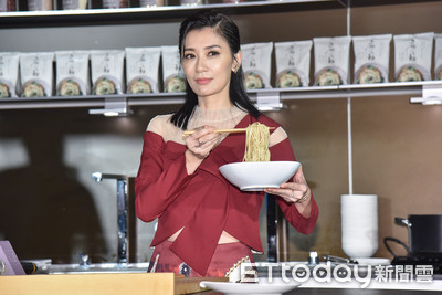 毒油風暴「賈靜雯拌麵品牌也中鏢」!認了急下架1商品:深表歉意