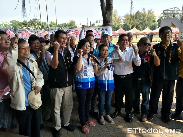 ▲張麗善上午帶百人抗議虎尾運動場興建滯洪池，雲林縣政府表示早在馬英九時代已規畫完成。（圖／記者唐詠絮翻攝）。