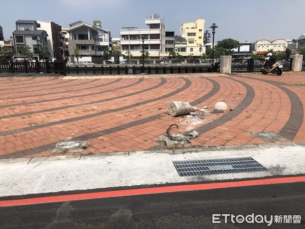 ▲台北市警局鑑識中心技正郭蓬生，涉嫌酒駕自撞台南市安平區育平路與慶平路口路邊石墩，車體受損。（圖／記者林悅翻攝，下同）