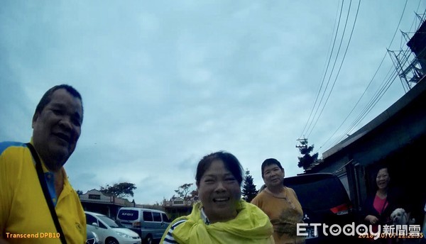 ▲ 車無法入檔故障無人救援 金山警路過推車解圍疏通車流。（圖／記者郭世賢翻攝）