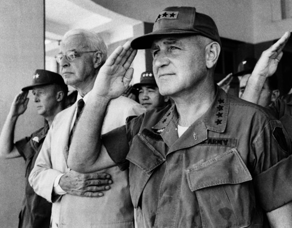 ▲1968年6月11日，解職的魏摩蘭在西貢(今胡志明市)機場告別越南時的畫面。白衣者為當時美國駐南越大使邦克。(圖／達志影像／美聯社)