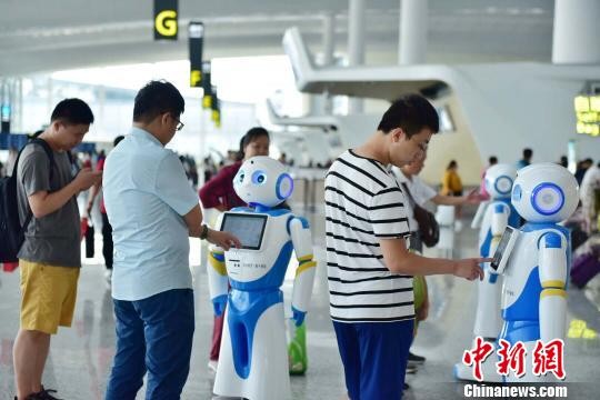 ▲▼廣州白雲機場上線「雲朵」智能機器人，可切換多種語言，吸引眾多旅客注意。（圖／翻攝自中新網）