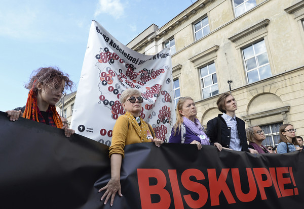 ▲▼波蘭民眾在華沙街頭抗議天主教會兒童性侵案。（圖／美聯社）