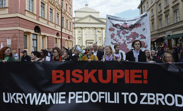 ▲波蘭近200名示威群眾在華沙街頭抗議天主教會兒童性侵案。（圖／美聯社）