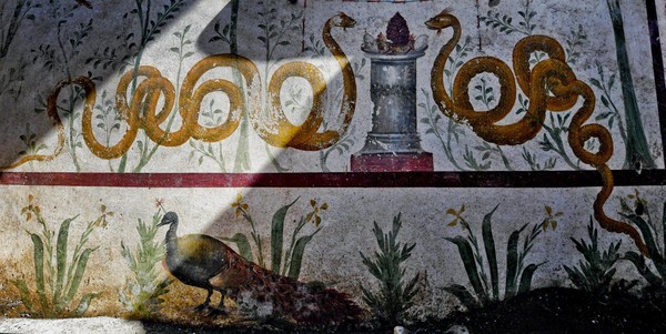 ▲神壇牆上繪有代表保護的兩隻魚頭蛇身生物。（圖／達志影像／美聯社）