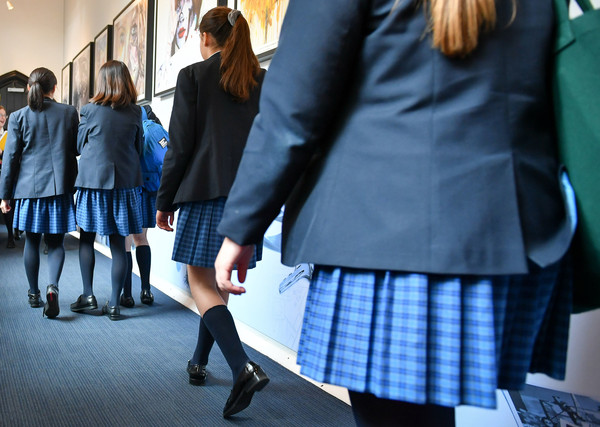 ▲▼英國有3分之1的女孩表示曾穿著制服受性騷擾，示意圖。（圖／達志影像）