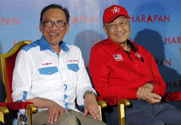 ▲▼ 馬來西亞首相馬哈迪（Mahathir Mohamad）與前副首項安華（Anwar Ibrahim）。（圖／達志影像／美聯社）