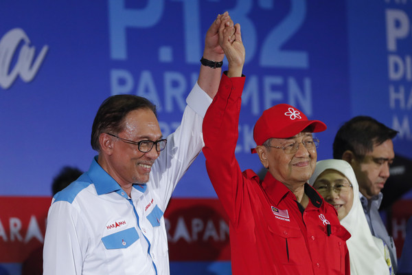 ▲▼ 馬來西亞首相馬哈迪（Mahathir Mohamad）與前副首相安華（Anwar Ibrahim）。（圖／達志影像／美聯社）