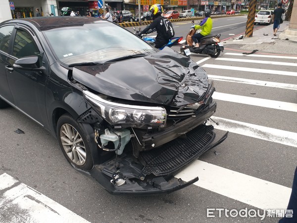 ▲男載女友無視紅綠燈。擦撞TOYOTA後機車「飛進」騎樓。（圖／記者柳名耕翻攝）