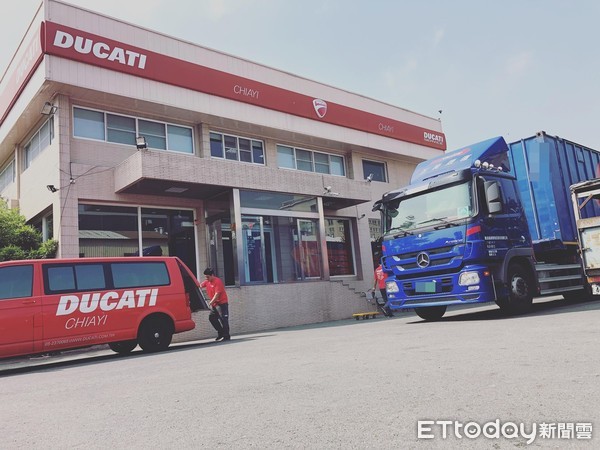 ▲▼貨車司機載運12台Ducati上路，讓網友吐槽會不會壓力爆表。（圖／記者陳豐德翻攝）