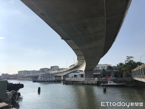 ▲▼高雄港傳出火燒船，目前不排除人為縱火，警方調閱附近監視器，積極追查中。（圖／記者宋德威攝，下同）