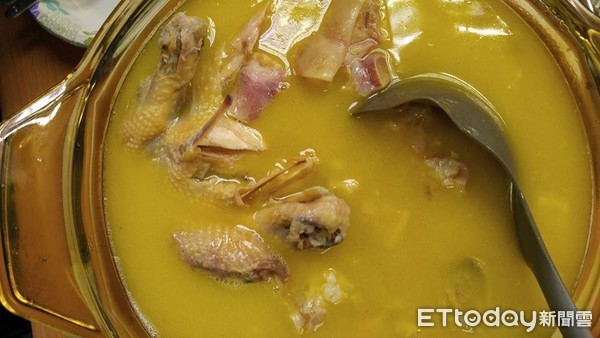 ▲驥園川菜餐廳的雞湯。（圖／記者方蟬攝)