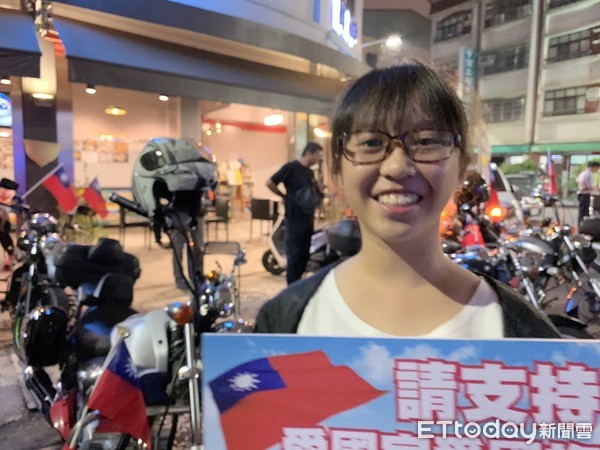 ▲▼  14歲的林小妹舉標語說「愛國旗」           。（圖／記者吳奕靖攝）
