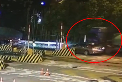 影\/机车双载闯红灯撞车 骑土喷飞命危