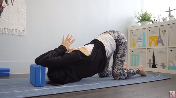 ▲瑜珈8動作舒緩肩頸痠痛。（圖／Flow With Katie提供）