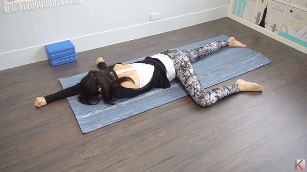 ▲瑜珈8動作舒緩肩頸痠痛。（圖／Flow With Katie提供）